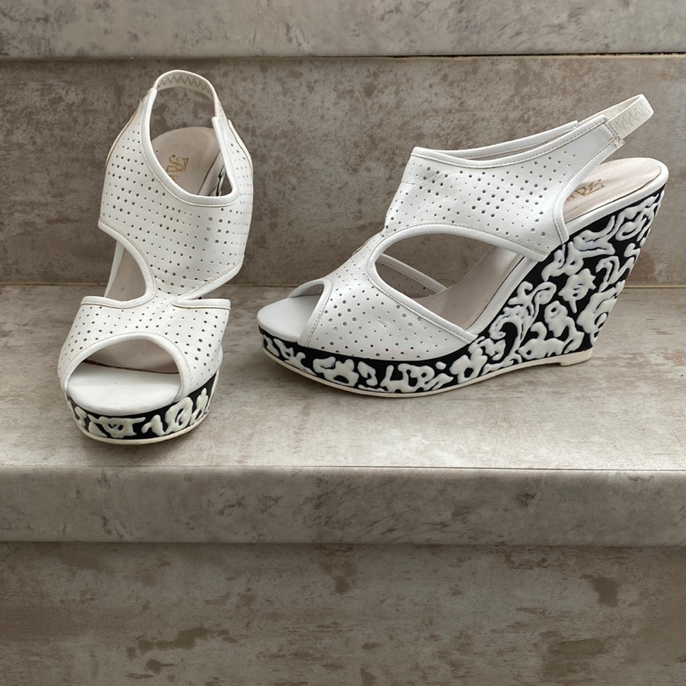 Robes Fashionable wearable art Wedge Shoe